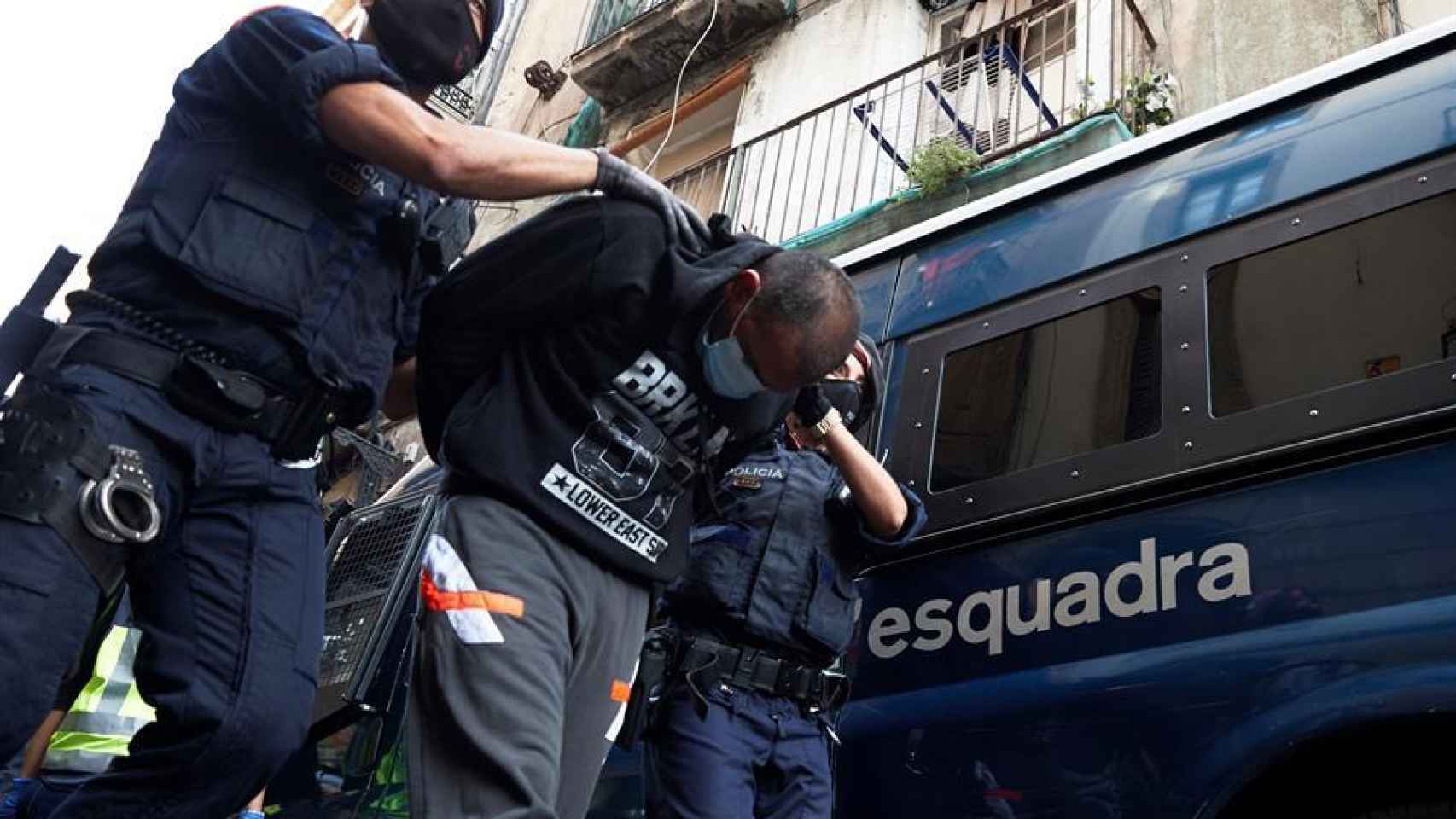 Dos 'mossos' detienen a un sospechoso.