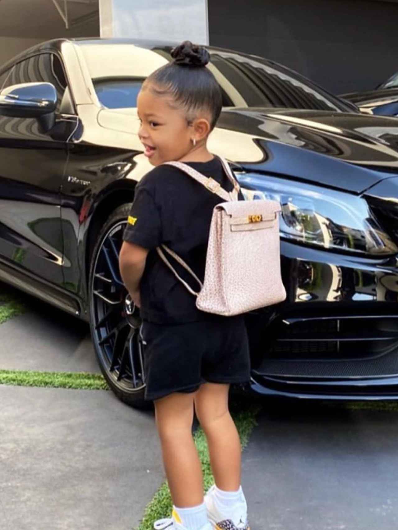 Stormi, hija de Kylie Jenner, con mochila de Hermès.