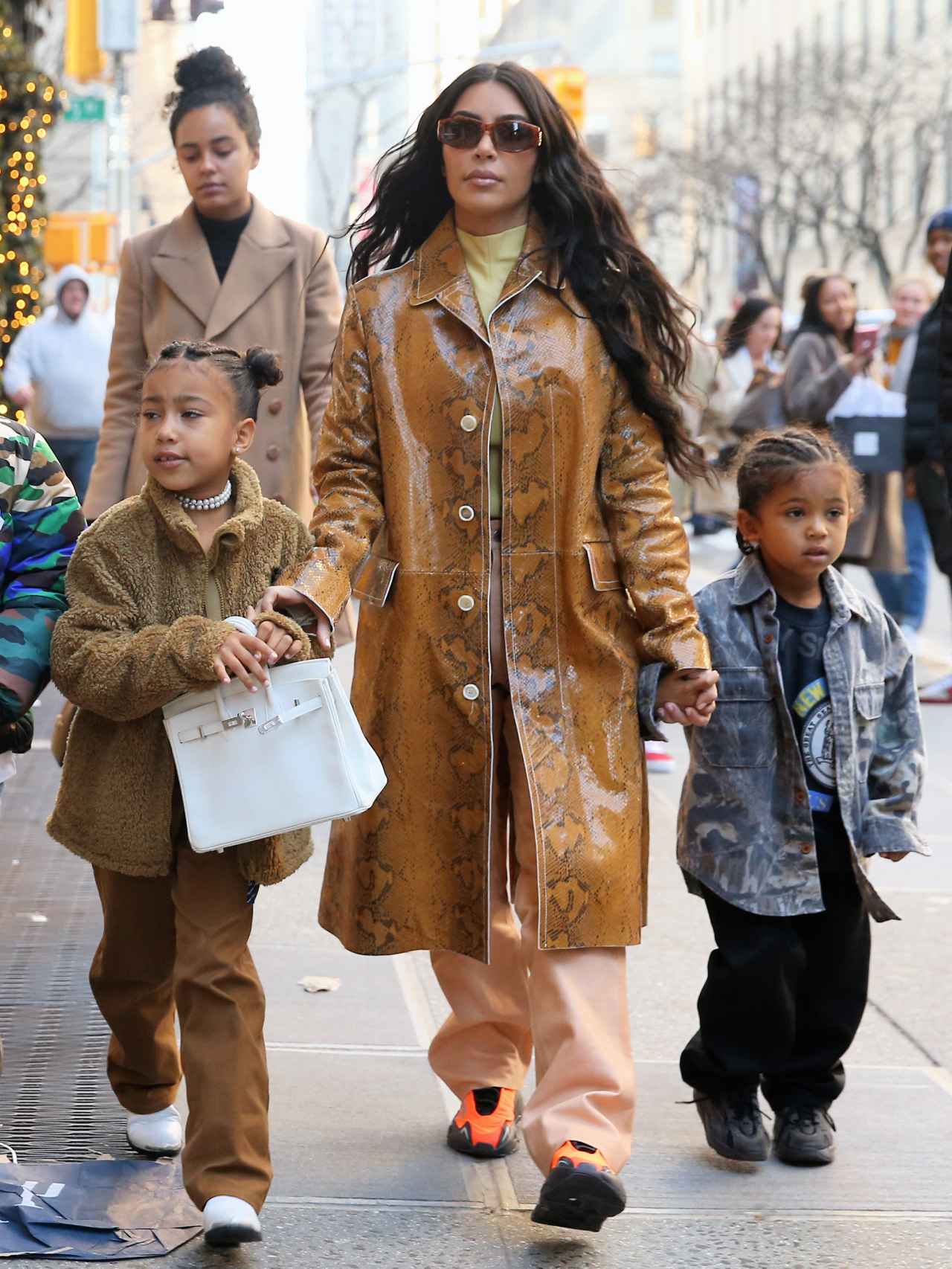 Kim Kardashian, Saint West y North West con bolso Birkin de Hermès en color blanco.