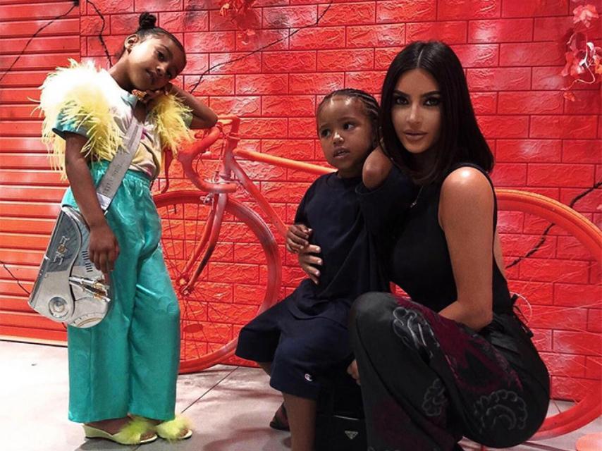 North West junto a su madre y su hermano, llevando bolso de Dior.