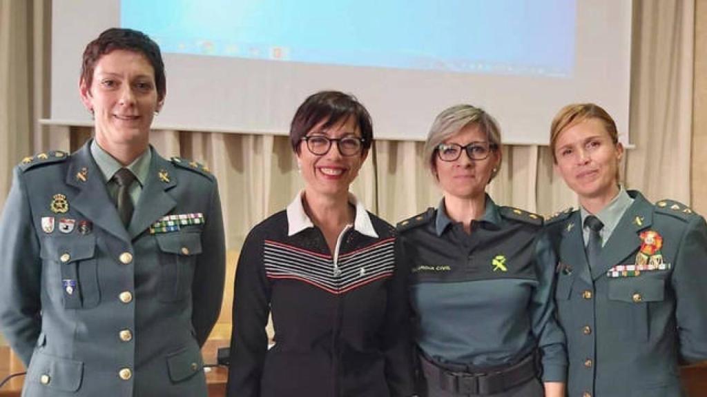 De izda a dcha. La teniente coronel Dolores Gimeno, la directora general de la GC, María Gámez, y las teniente coronel, Cristina Moreno y Soledad Gómez.
