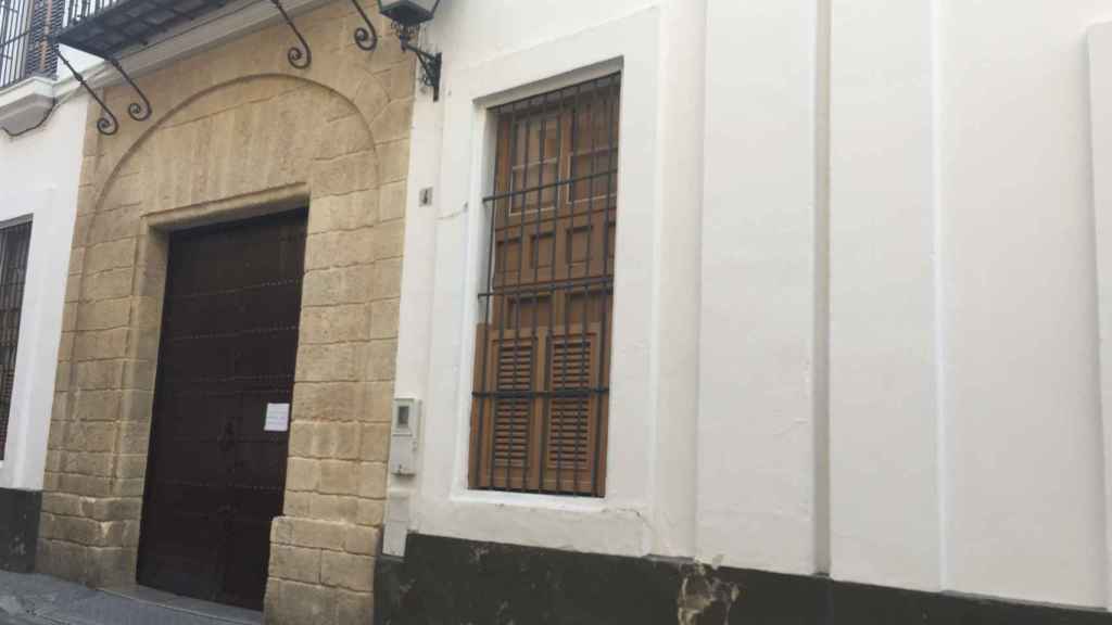 Fachada del convento de las Hermanas de la Cruz de Sevilla.