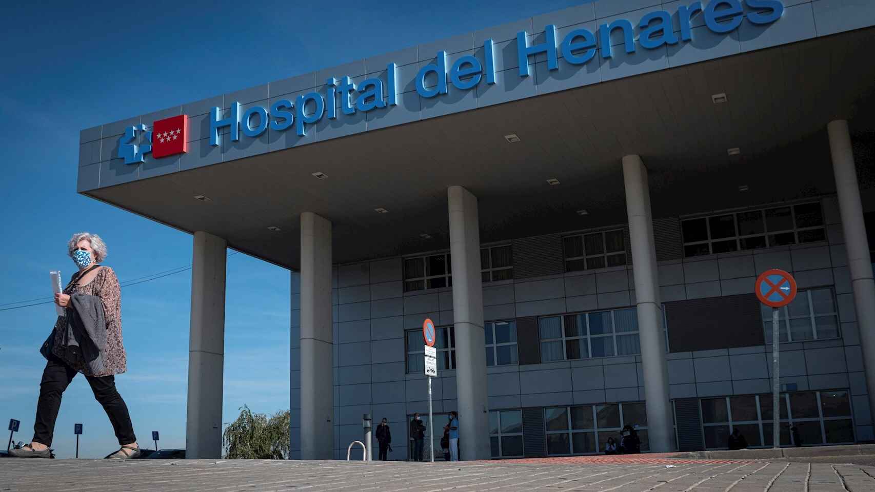 Una mujer abandona las instalaciones del Hospital del Henares,en Coslada. EFE/ Fernando Villar