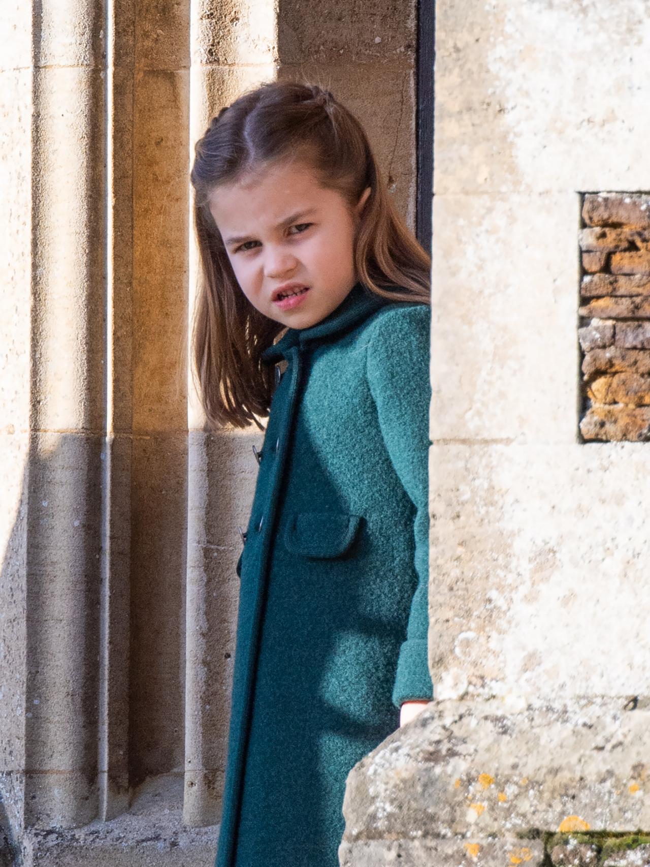 La princesa Charlotte, con un abrigo de Amaia London.