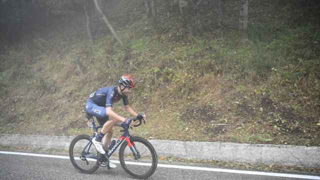Filippo Ganna subiendo el Valico di Montescuro en el Giro de Italia