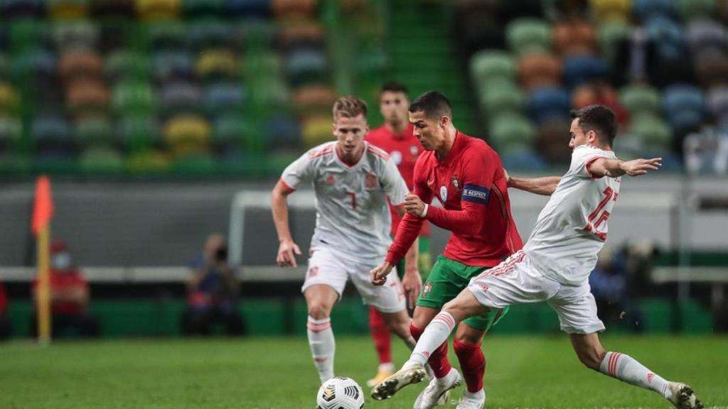 Cristiano Ronaldo ante Sergio Reguilón, en el amistoso entre Portugal y España