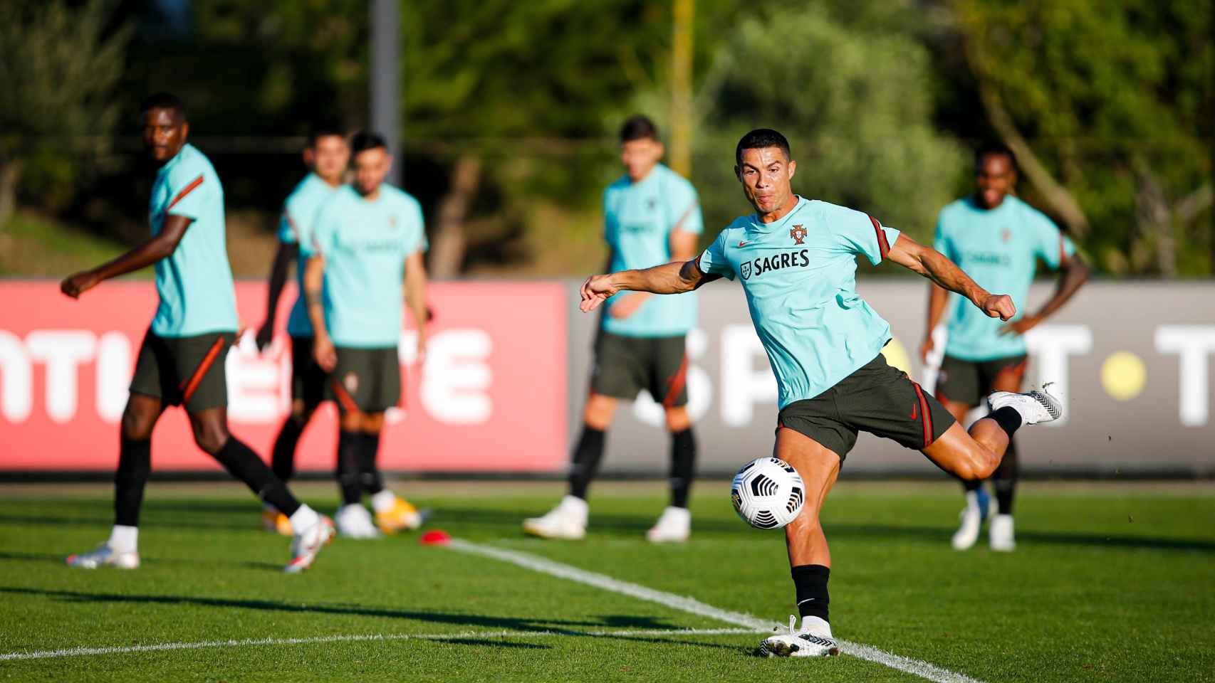 Cristiano Ronaldo realiza un disparo en el entrenamiento de la selección de fútbol de Portugal