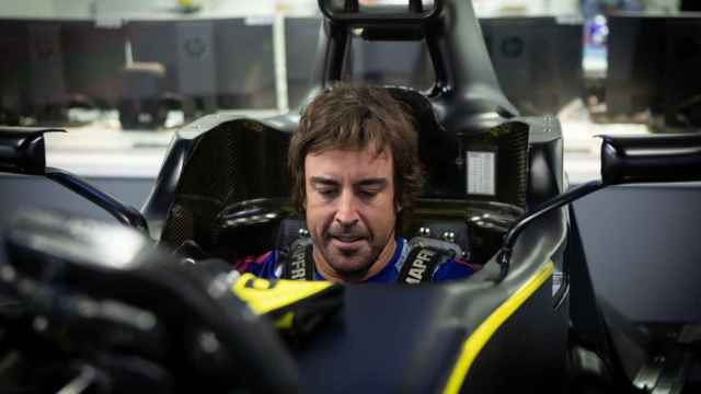 Fernando Alonso subido a un asiento de un Renault en la fábrica