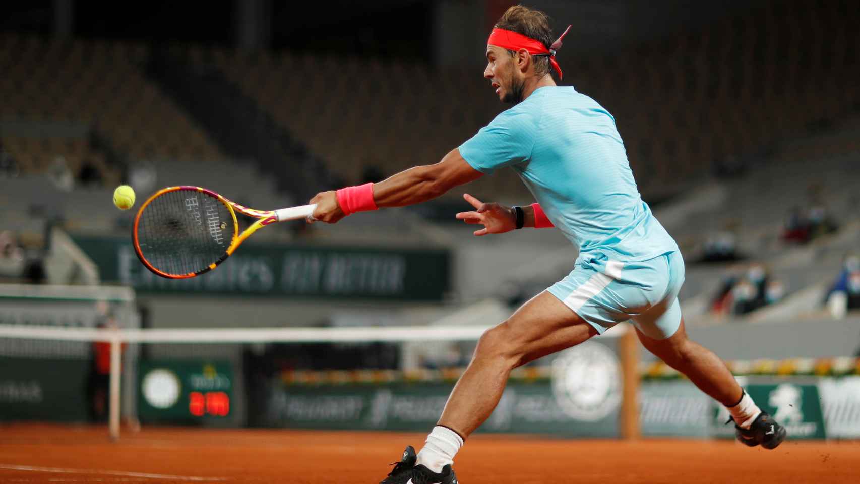 Rafa Nadal golpeando la bola en Roland Garros
