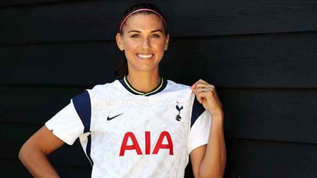 Alex Morgan, posando con la camiseta del Tottenham
