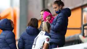La futbolista Alex Morgan con su hija en brazos durante un partido del Tottenham