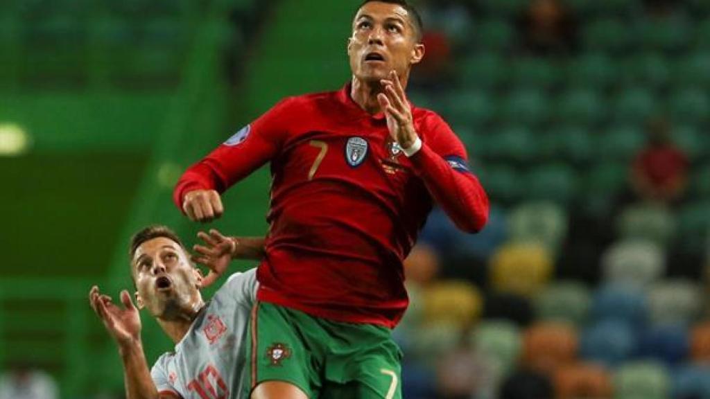 Cristiano Ronaldo y Sergio Canales, durante el amistoso entre Portugal y España