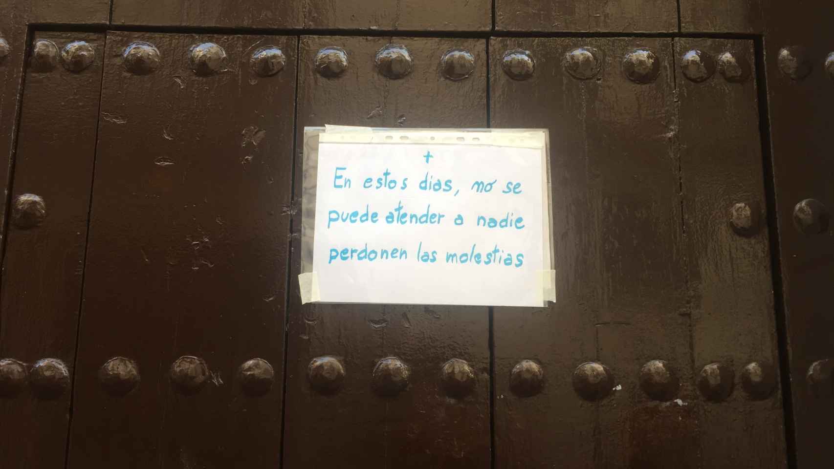 Cartel que se puede leer en la puerta del Convento de las Hermanas de la Cruz de Sevilla.