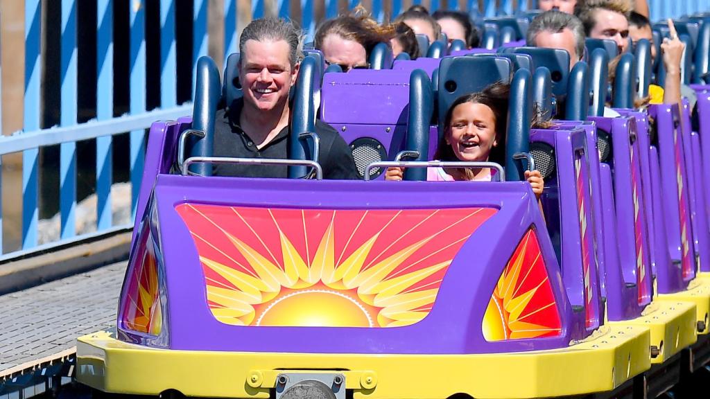 El actor con una de sus cuatro hijas en un parque de atracciones.