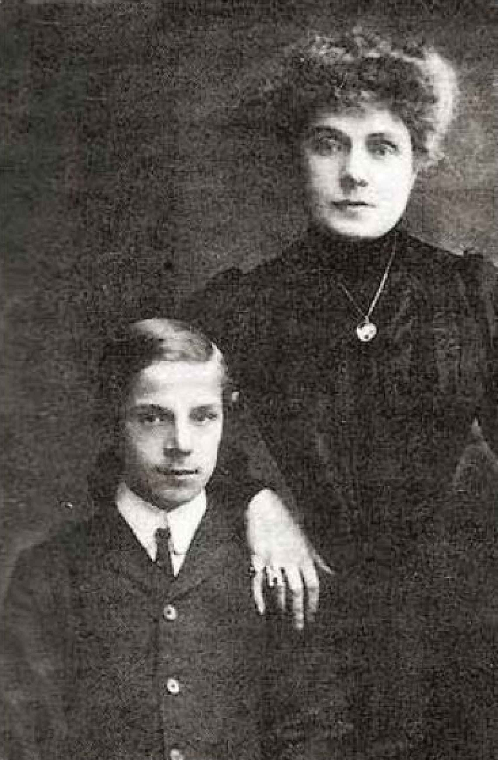 Luis Fernando de Orleans y Borbón con su madre Eulalia.