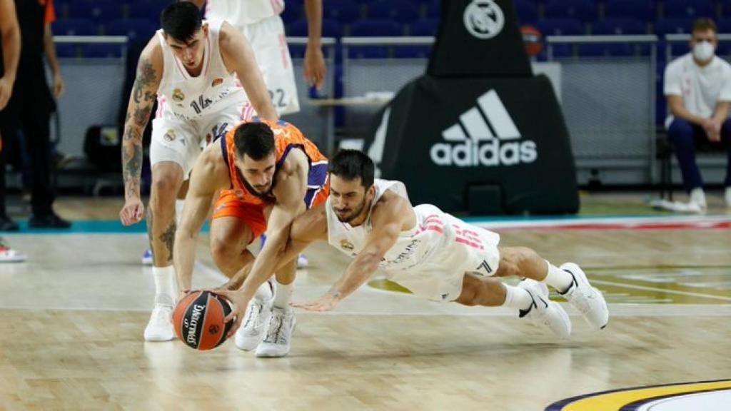 Campazzo peleando un balón con el Real Madrid de Baloncesto