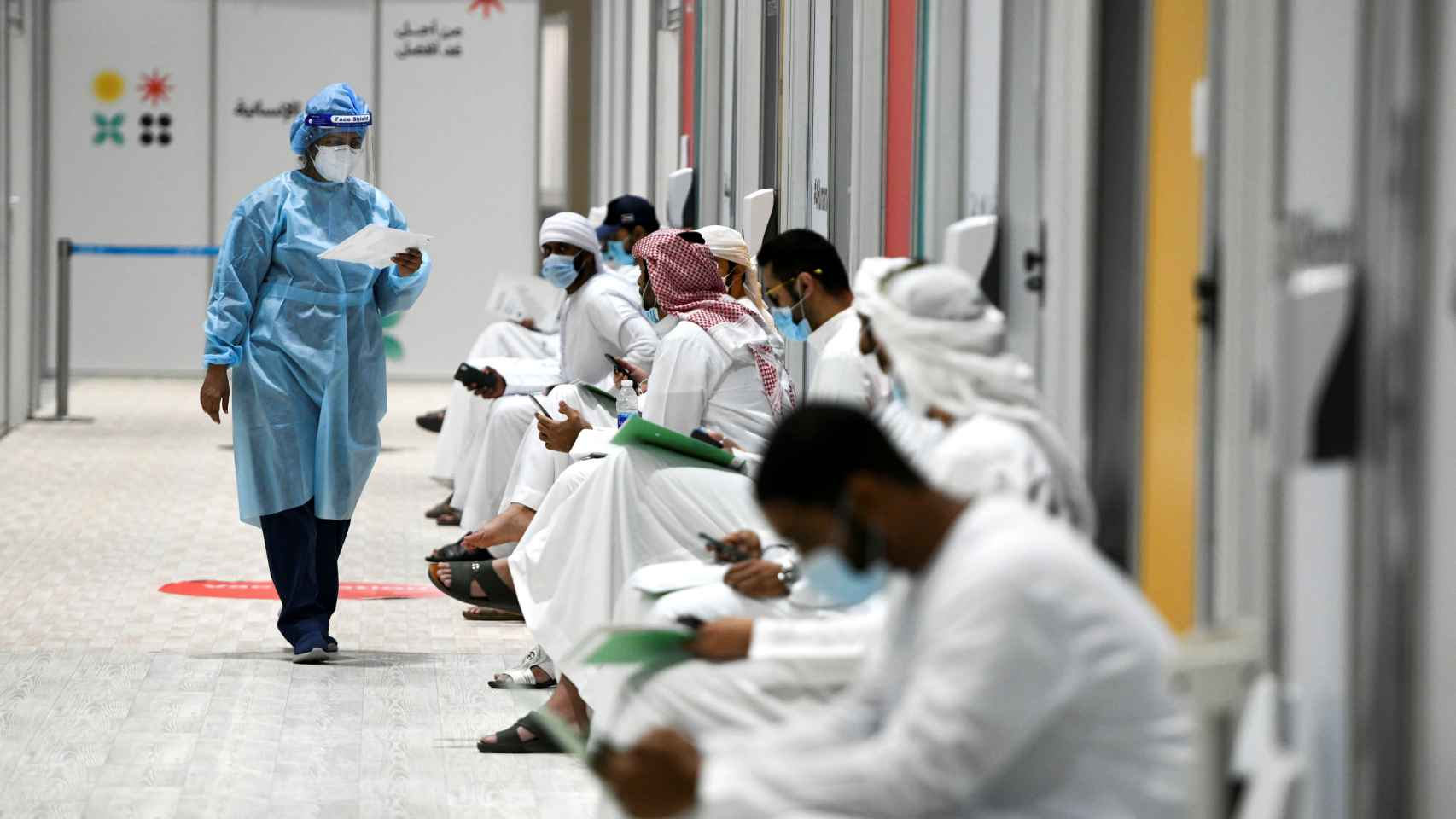 Voluntarios en Abu Dhabi esperando recibir una vacuna experimental. REUTERS/Khushnum Bhandari