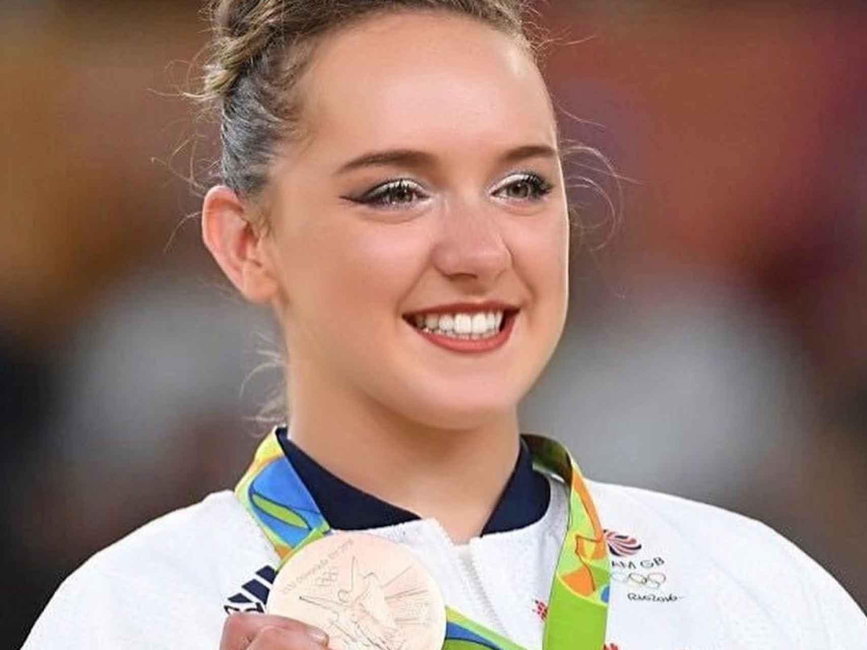 Amy Tinkler con la medalla olímpica de Río 2016