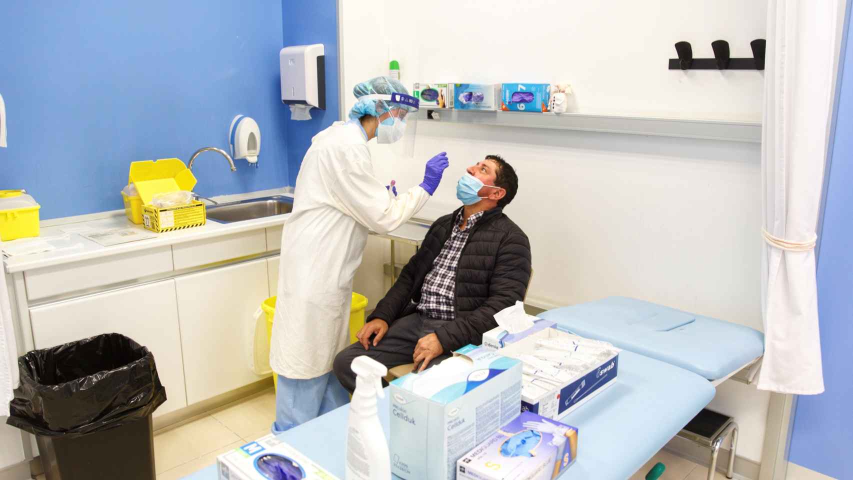 Un sanitario realiza una prueba PCR en un centro de salud de Osakidetza.