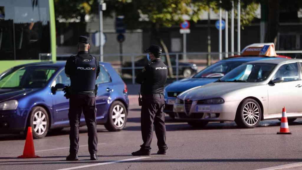 Dos agentes de la Policía Nacional durante un control policial en una calle de Móstoles.