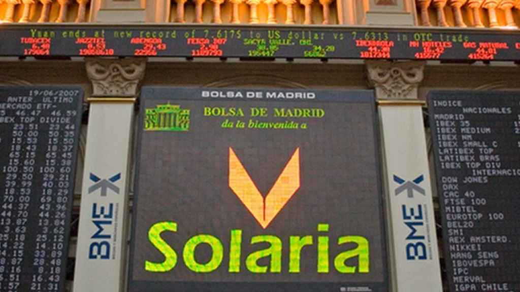 Una pantalla de cotización con el logotipo de Solaria en la Bolsa de Madrid.