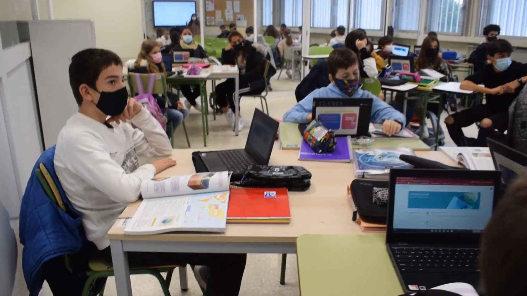 Alumnos en clase usando Chromebook