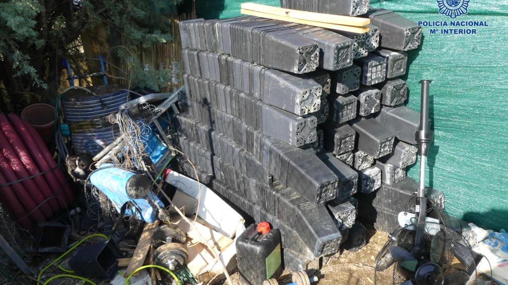 Material preparado para hacer una ampliación en el búnker. Un perro, entre los materiales.