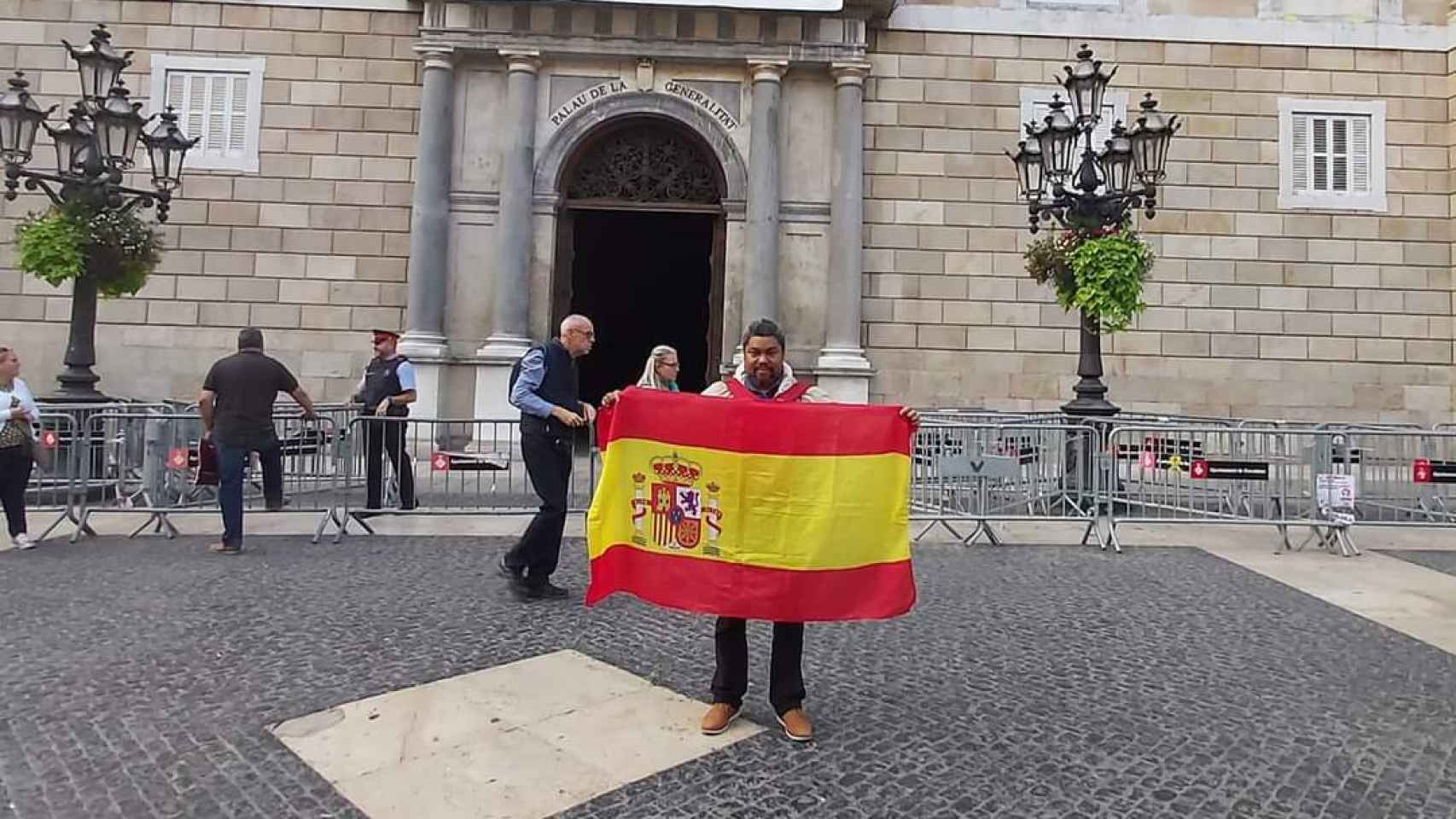 Sayde sostiene una bandera de España en la puerta de la Generalitat