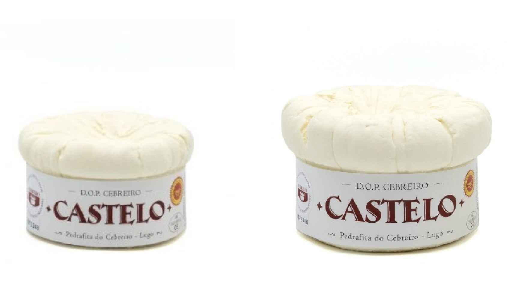 Dos formatos del queso fresco de Castelo de Brañas, con D.O. do Cebreiro.