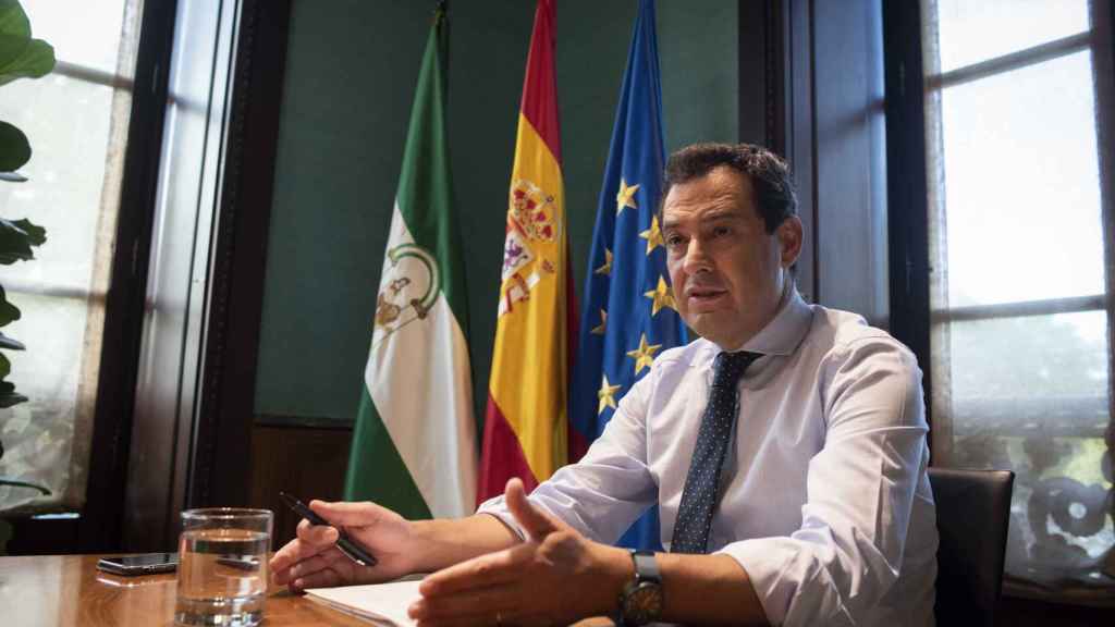 El presidente de la Junta de Andalucía, Juanma Moreno, en su despacho de San Telmo.