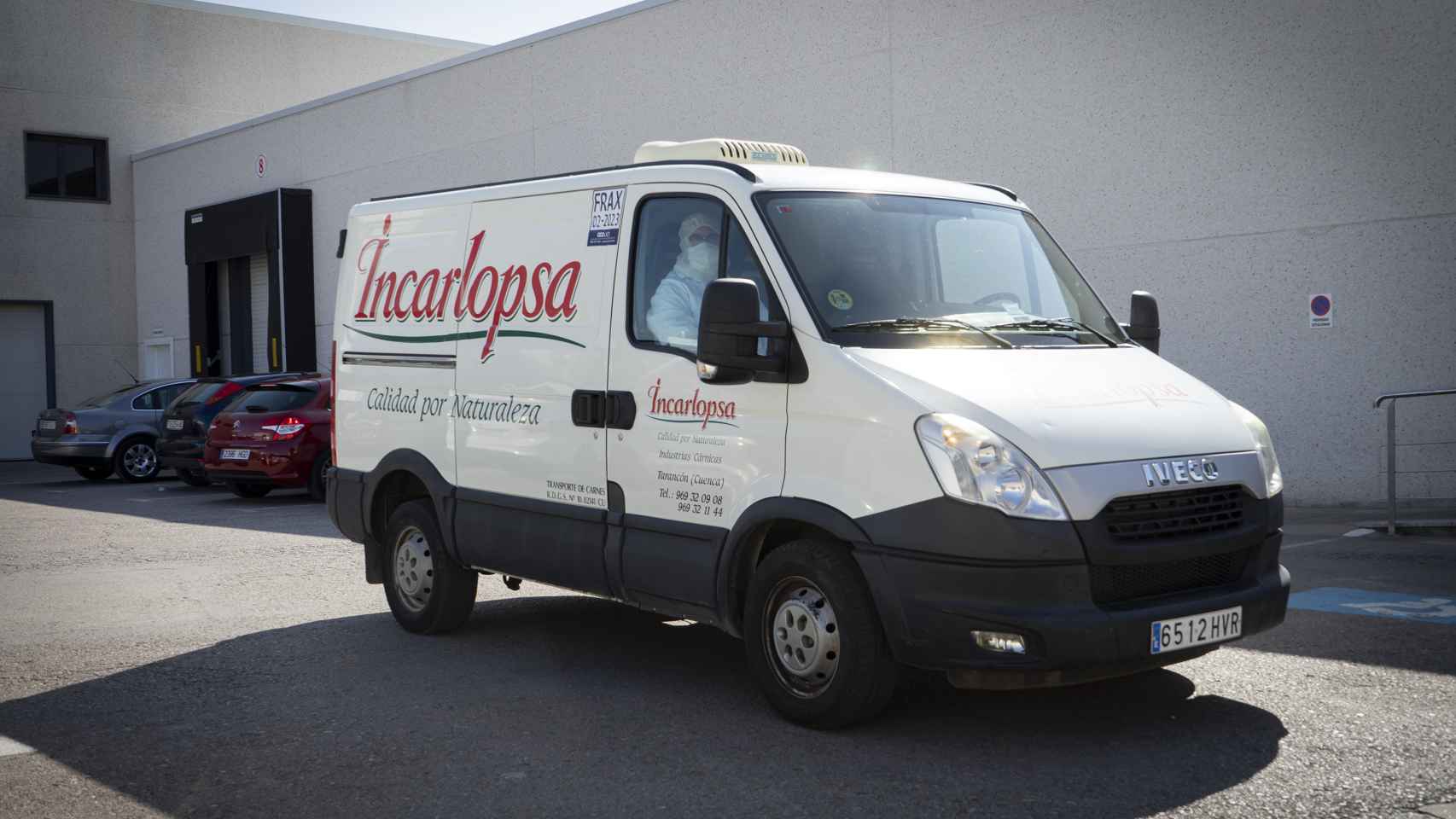 Una furgoneta sale cargada con productos de Incarlopsa.