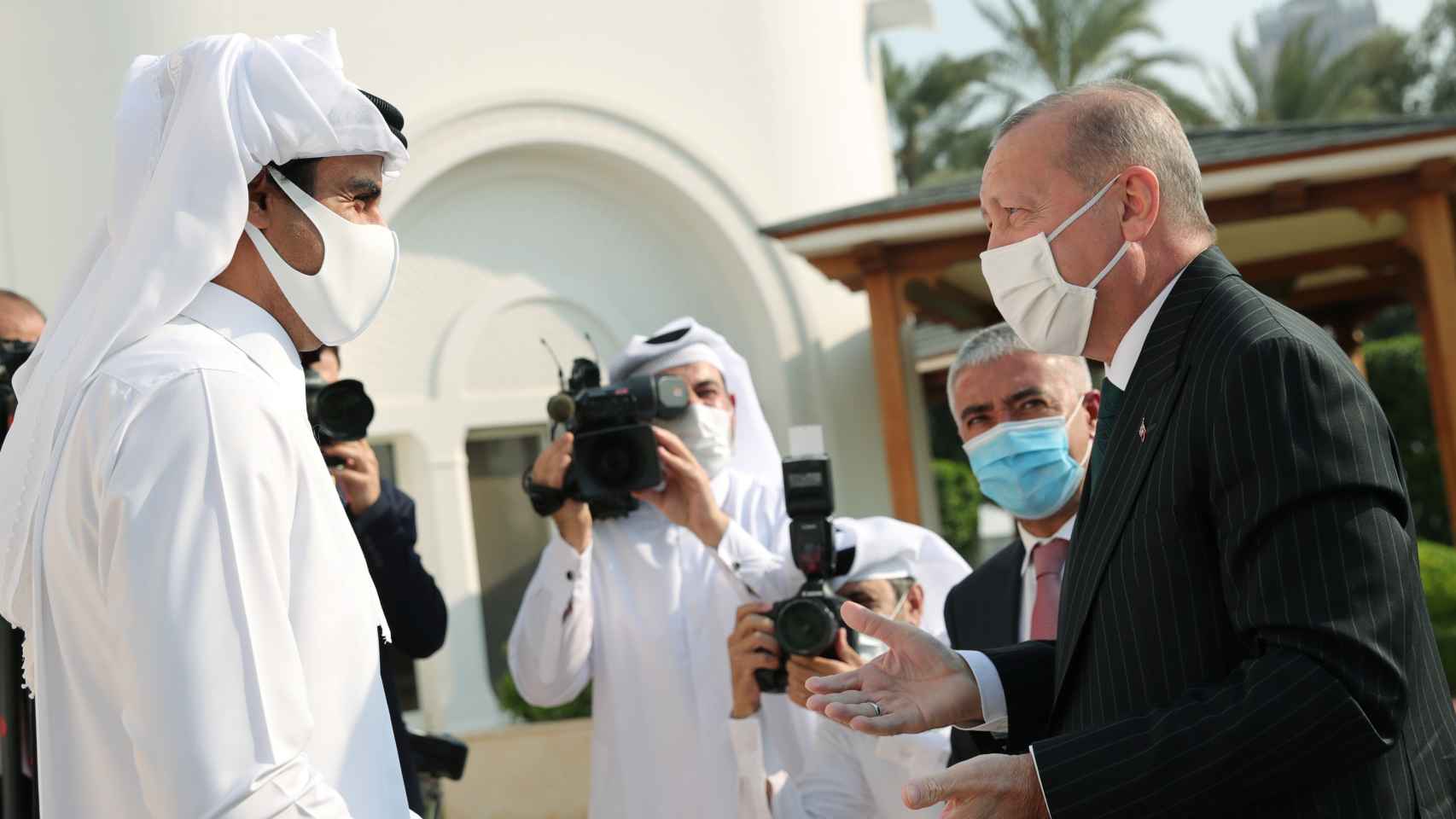 Erdogan se reúne con el jeque Tamim bin Hamad al-Thani de Qatar en Doha.