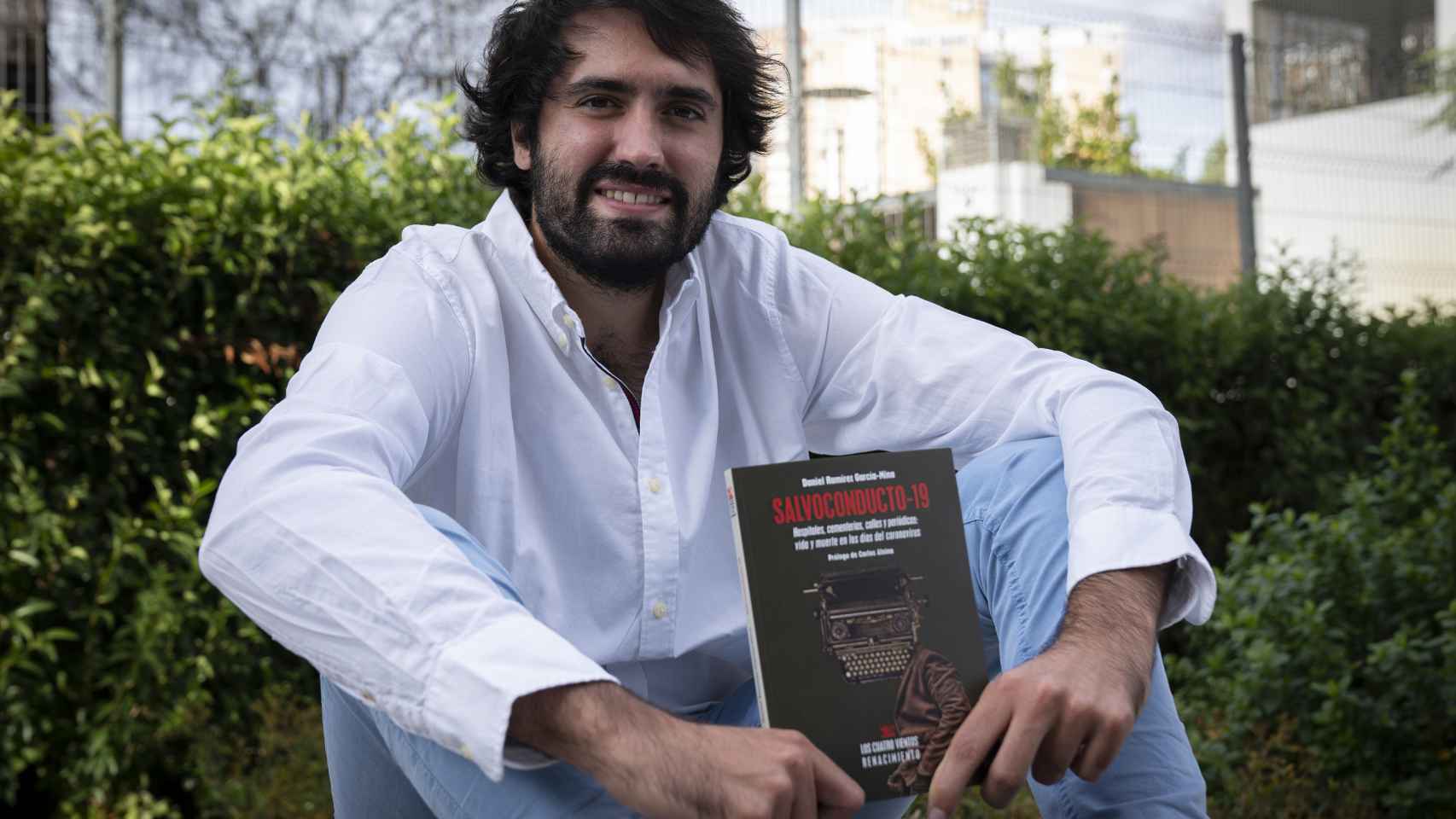 Daniel Ramírez García-Mina sujetando su nuevo libro, 'Salvoconducto-19'.