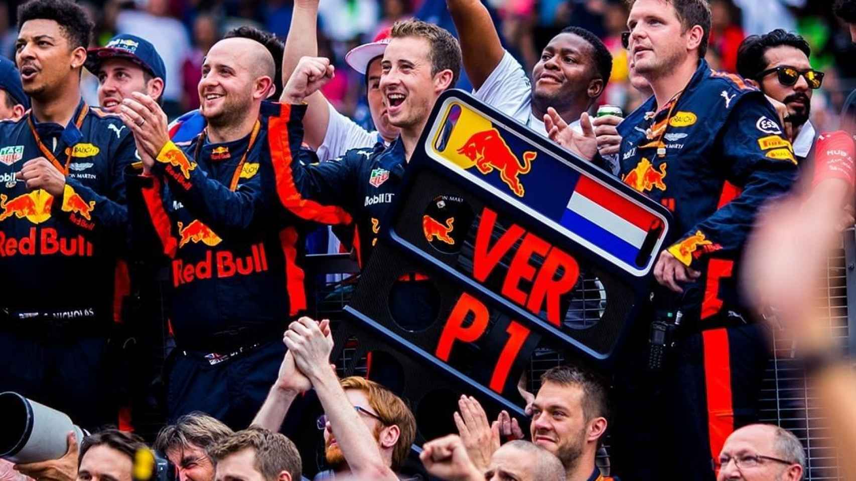 El equipo Red Bull celebra una victoria de Verstappen