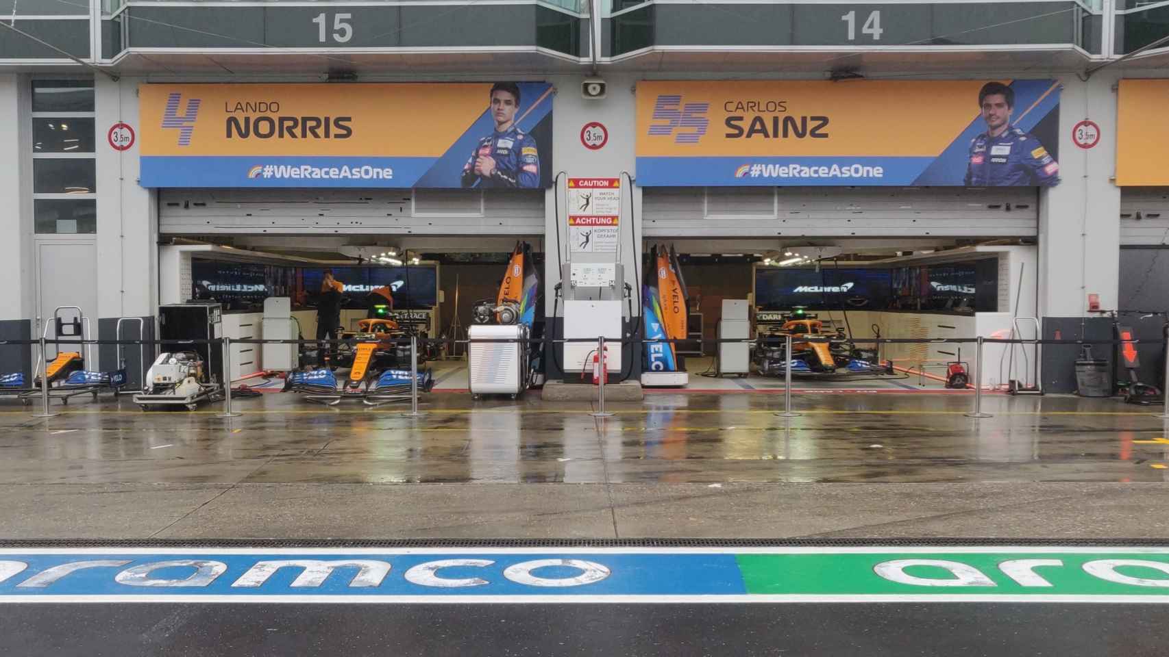 Los coches de Sainz y Norris esperan en el box