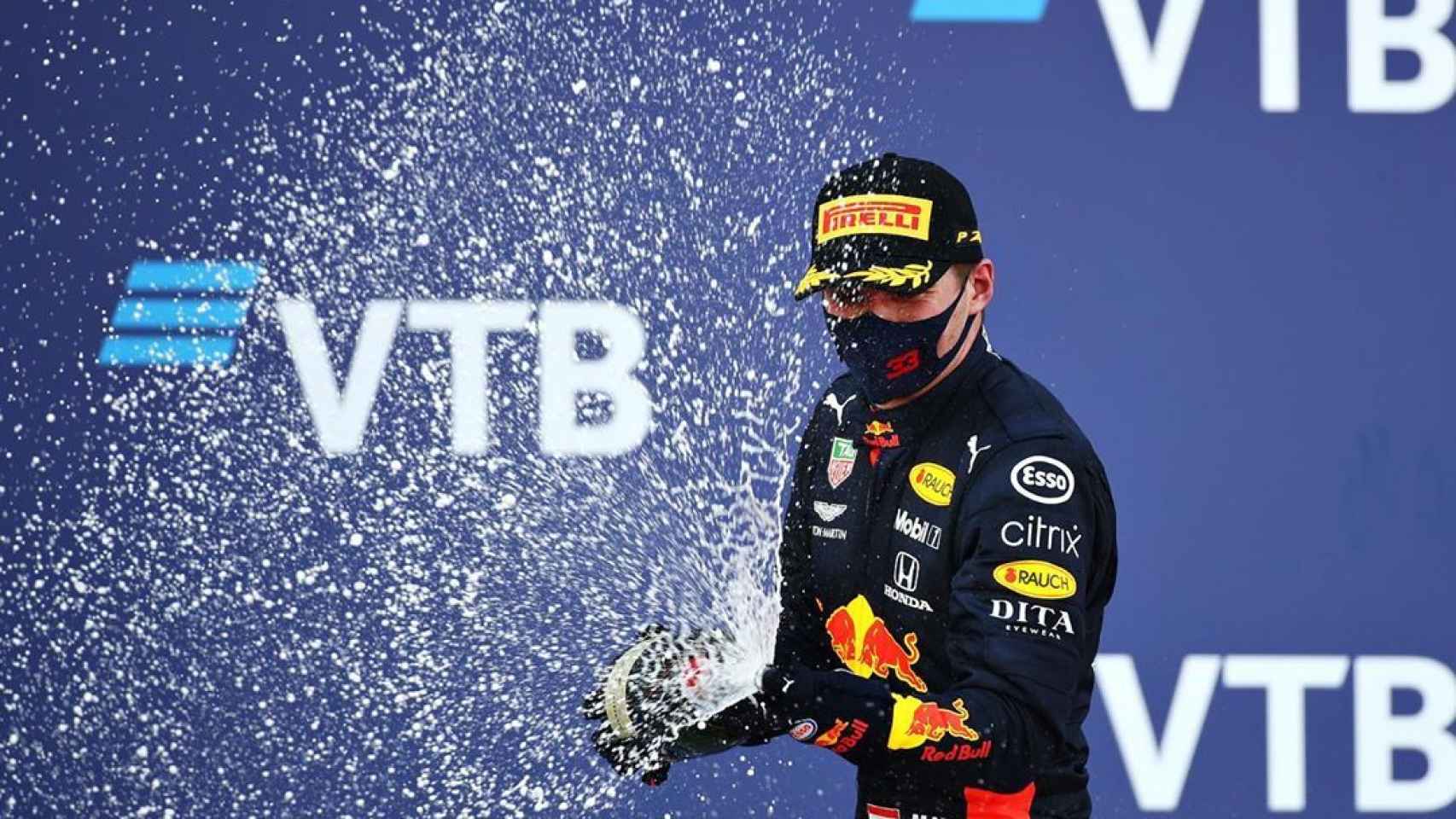 Verstappen celebra un triunfo con Red Bull