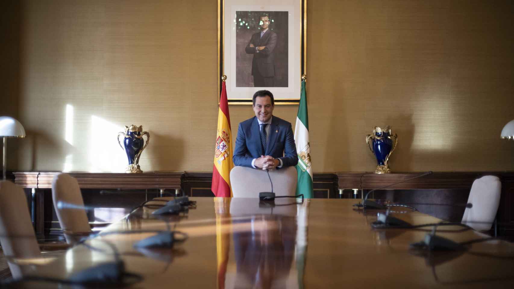 El presidente de la Junta de Andalucía, Juanma Moreno, en la sala del Consejo de Gobierno en San Telmo.