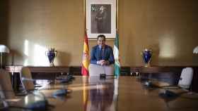 El presidente de la Junta de Andalucía, Juanma Moreno, en la sala del Consejo de Gobierno en San Telmo.
