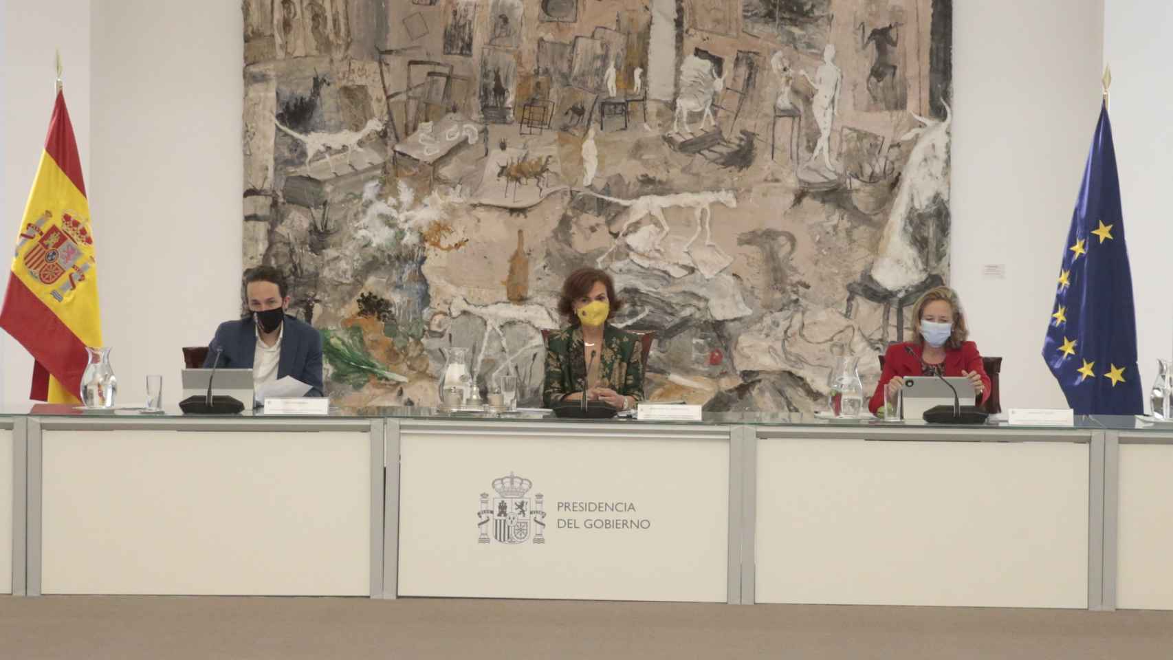 Carmen calvo preside el Consejo de Ministros extraordinario que impone el estado de alarma en Madrid.