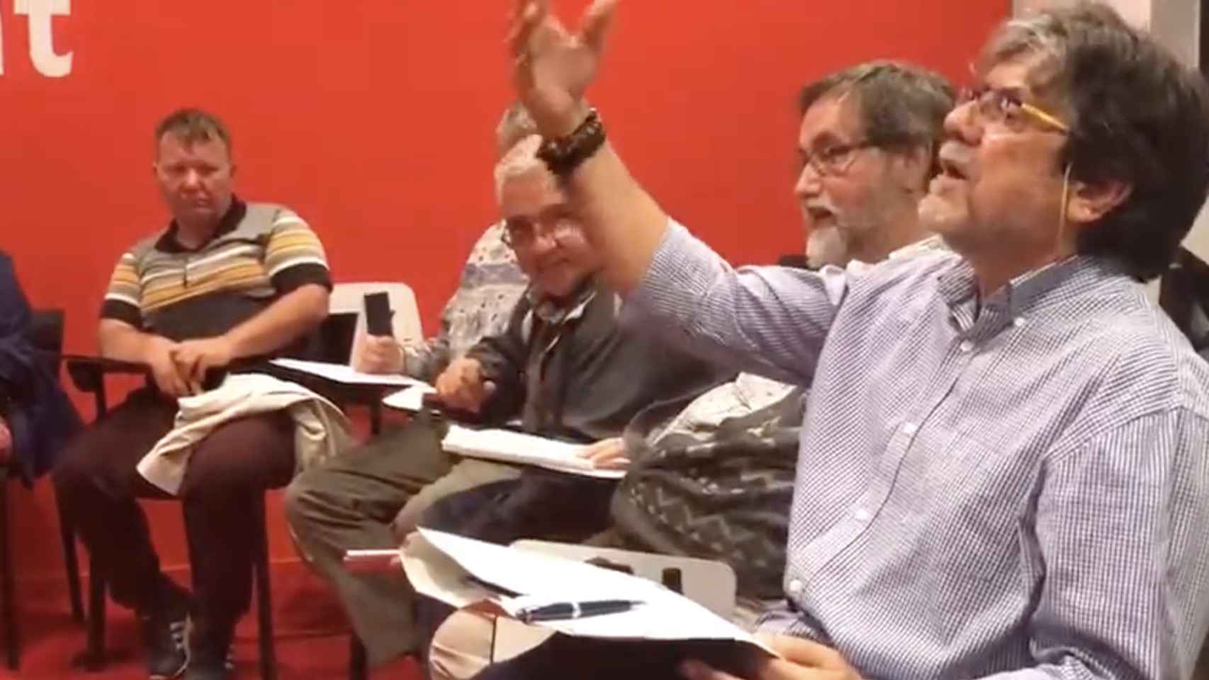 Javier Marín, en primer plano y con la mano en alto, durante una reunión de militantes socialistas.