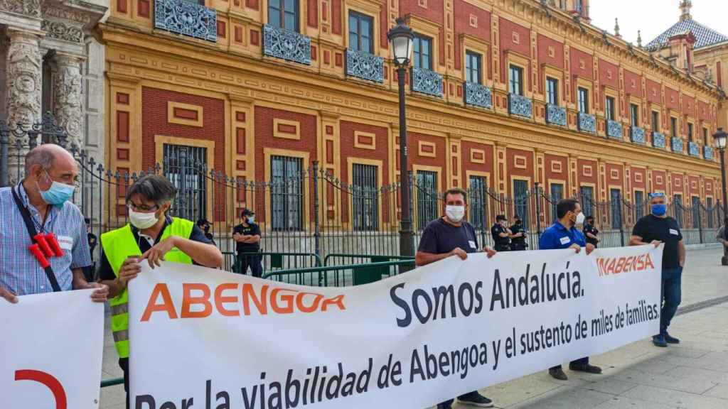 Concentración de trabajadores de Abengoa en Sevilla.