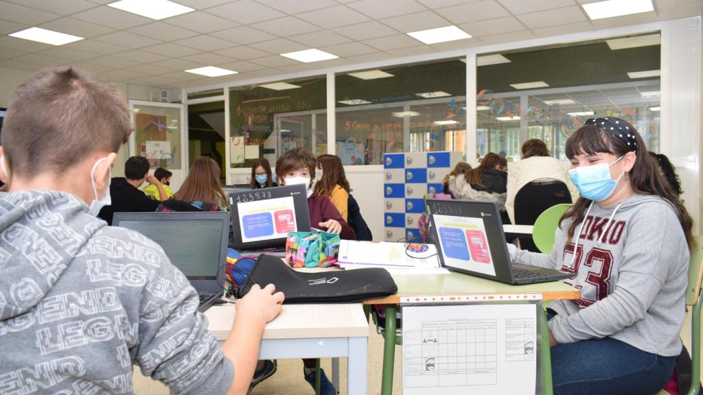 Alumnos trabajando con Chromebook