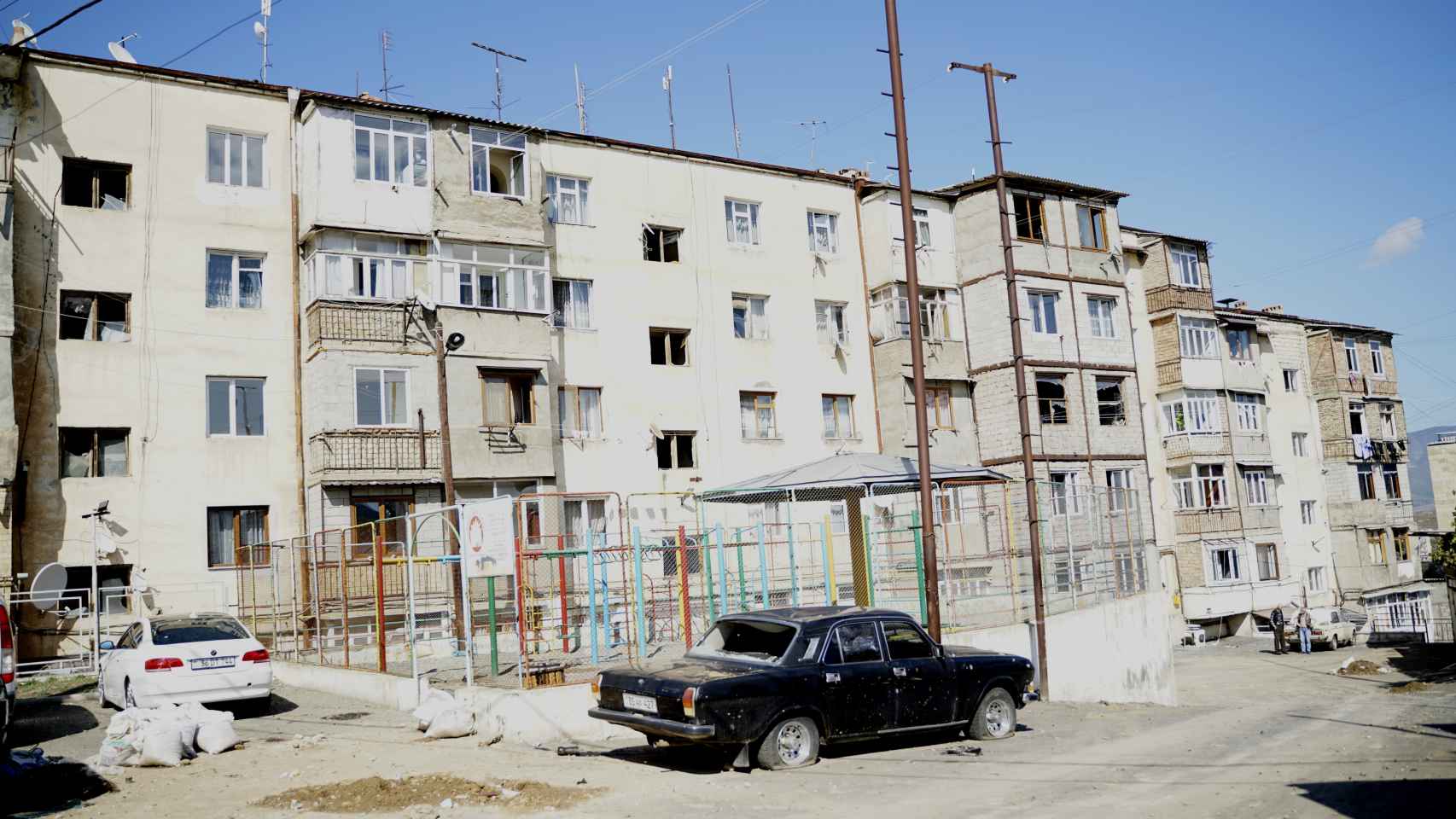 Vista de los daños causados en viviendas y automóviles por impacto de proyectiles, el viernes en Stepanakert./ EFE