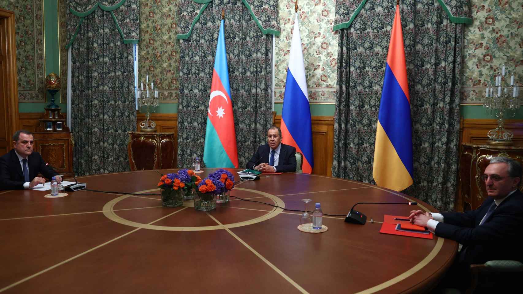 Reunión en Moscú para la firma del acuerdo de alto al fuego presidida por el ministro de Exteriores ruso Sergey Lavrov (centro). Izquierda, su homólogo azerí, Jeyhun Bayramov; derecha, el ministro armenio, Zohrab Mnatsakanián.