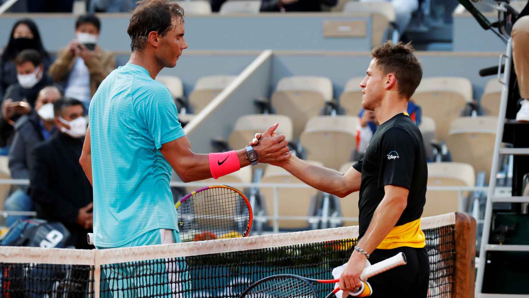 Nadal y Schwartzman se saludan tras las semifinales de Roland Garros.