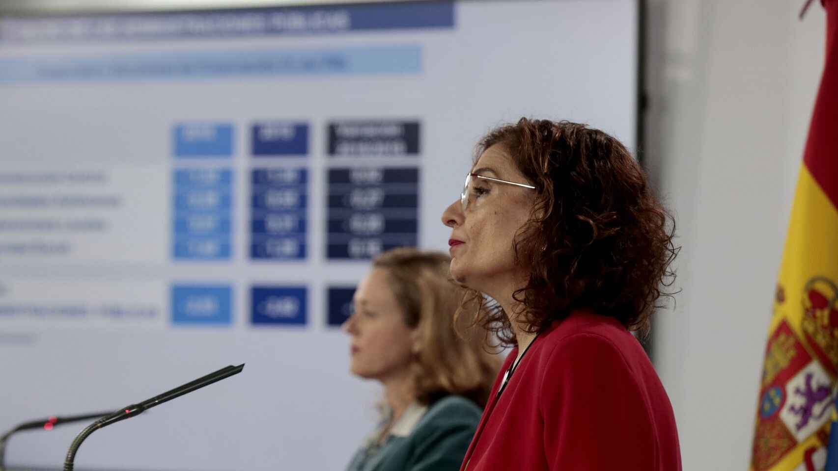 Nadia Calviño y Maria Jesús Montero, en la presentación de las nuevas previsiones económicas del Gobierno.