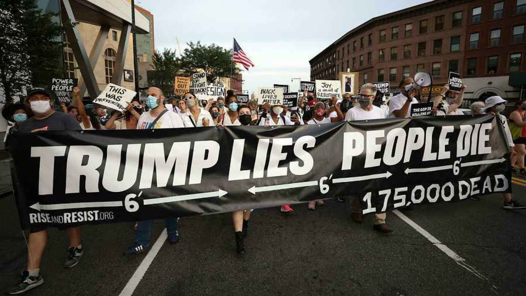 Personas marchan a la vigilia por las víctimas de la pandemia de coronavirus en Brooklyn, en agosto, con una pancarta que dice Trump miente, la gente muere.