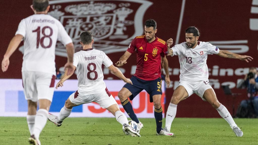 Busquets protegiendo el balón en el España-Suiza