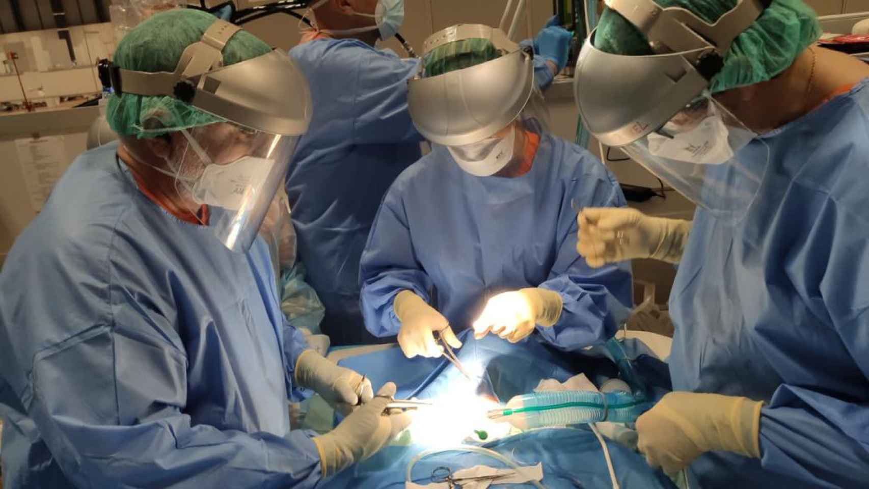 Un equipo de médicos durante una operación.