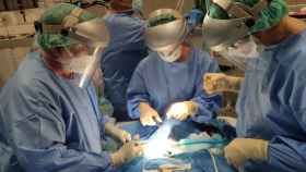 Médicos del hospital de campaña de Ifema realizan una cirugía.